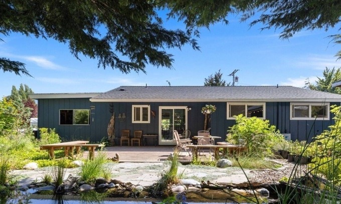 Bellingham House | 4-bedroom house - Beach Access in enchanting Bellingham with AC, WiFi