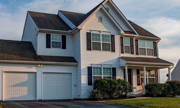 Aspers House | 4-bedroom house features elegant living spaces with high ceilings, AC, WIFI