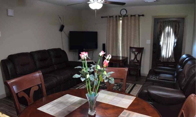 Alvin House | 4-bedroom house in awesome Alvin with AC, WiFi, 2 full bath, plenty of parking!