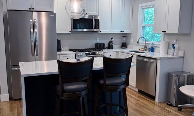 Neabsco House | 4-bedroom house in charming Woodbridge with WiFi, AC. Book now