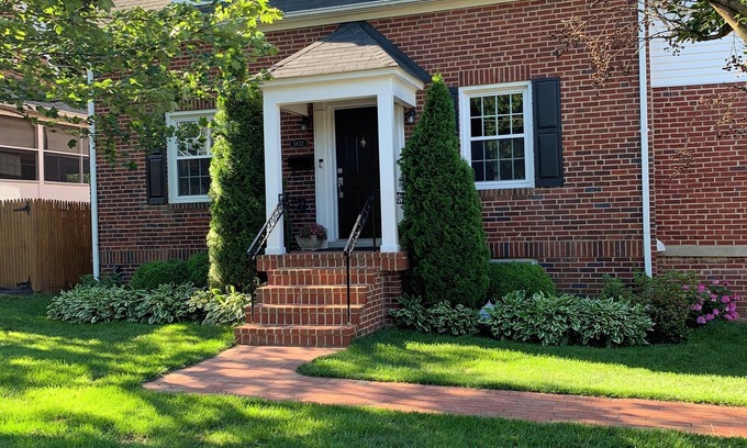 Yorktown House | 4-bedroom house in charming North Arlington with WiFi, AC. Book now