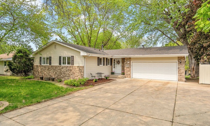 Plymouth House | 4-bedroom house in peaceful Minneapolis with AC, WiFi