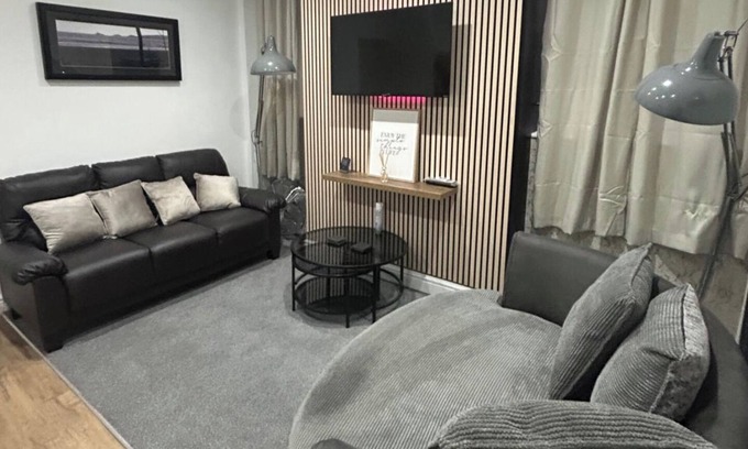Margam House | 4 Bedroom House, Sleeps 7 - Pet Friendly & Wifi