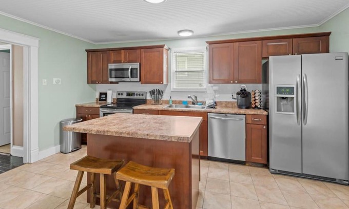 St. Charles Historic District Apartment | 4 Bedroom House, sleeps 12, short walk to Main St!
