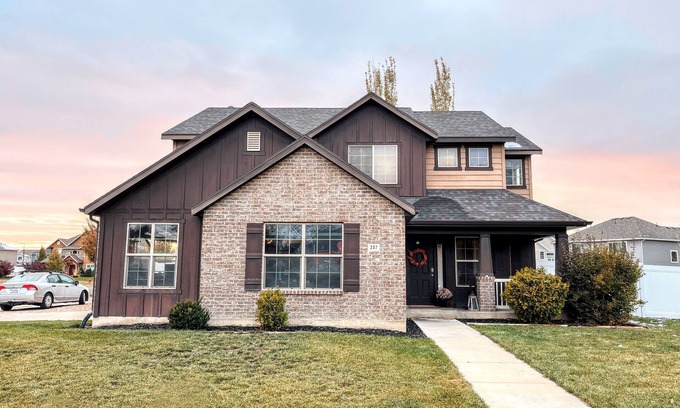 Springville House | 4 Bedroom House w/Garage, Office, Parks, Mountains, Recreation & Shopping