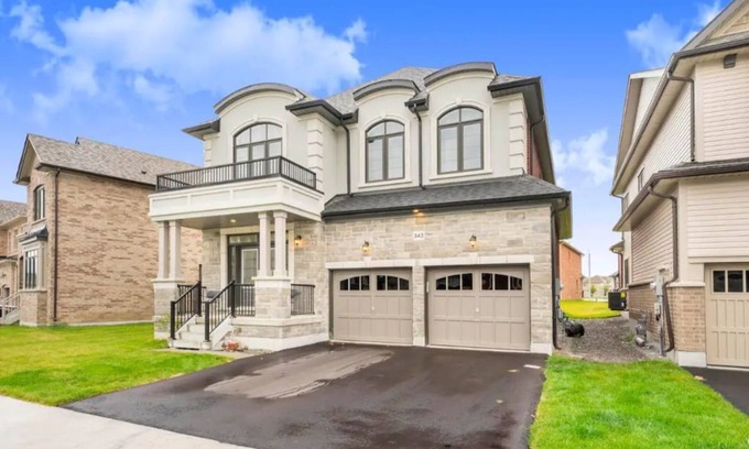 Bowmanville House | 4 bedroom house with free parking on premises