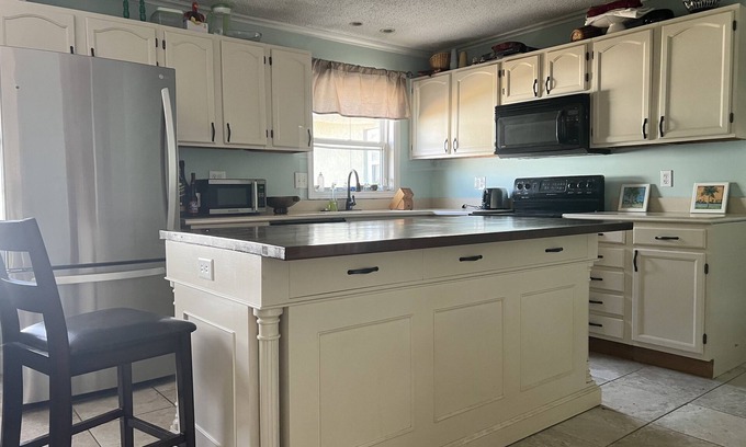 Greater Northdale House | 4 Bedroom House with a Pool! 15 minutes from the TPA Airport!
