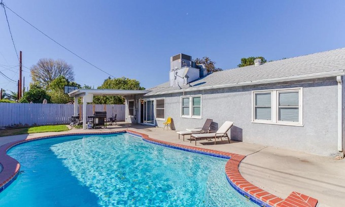 Reseda House | 4 bedroom house with a pool
