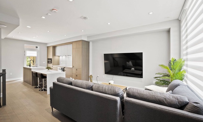Church and Wellesley Apartment | 4 Bedroom In Downtown Toronto