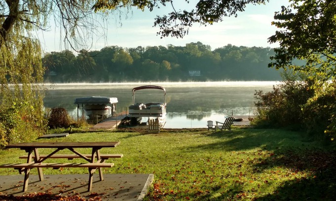 Brooklyn House | 4-Bedroom Lakehouse with Hottub and Sand Beach - Pet Friendly!