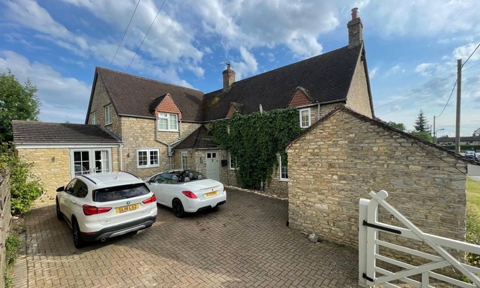Lavendon House | 4-Bedroom Limestone Country House - Large Garden, Field view, Gazebo Fire Pit