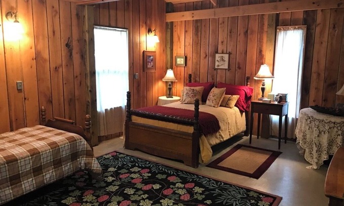 Floyd Cabin | 4-bedroom lodge in phenomenal Floyd County with AC