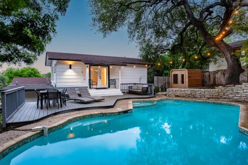 Dawson House | 4 bedroom near SoCo with a Sauna
