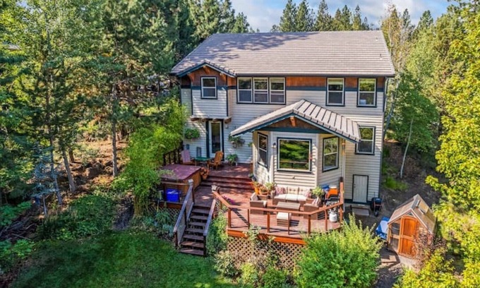 Bend House | 4 Bedroom + Office in Amazing Location!