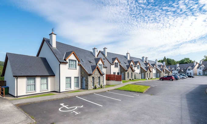 Kenmare House | 4 bedroom pet friendly home with pool access