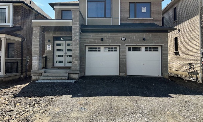 Pickering House | 4 Bedroom Pickering house