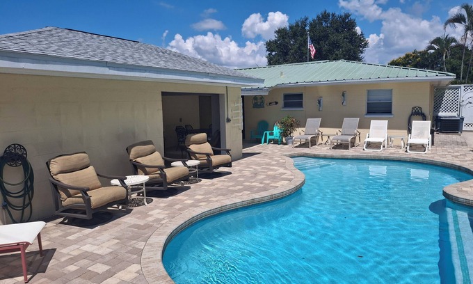South Bradenton House | 4 bedroom pool home close to Gulf of Mexico white sand beaches