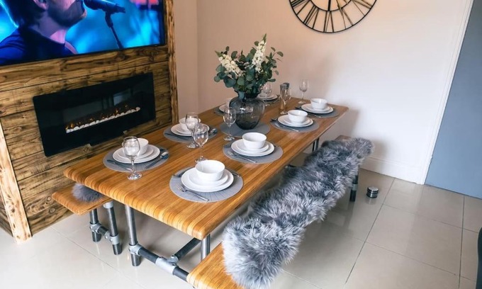 Cheadle House | 4 bedroom - Sleep 9 home in Cheadle Staffordshire - Alton towers Polar Express Dimmingsdale Peak District Trentham Gardens Water World