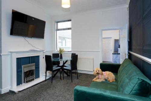 Tunstall House | 4-bedroom- Stoke-on-Trent sleeps 8- pet friendly