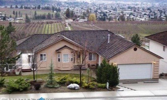 Black Mountain House | 4 Bedroom unit 4 king beds 2 full Baths Laundry Balcony Okanagan Lake City Views