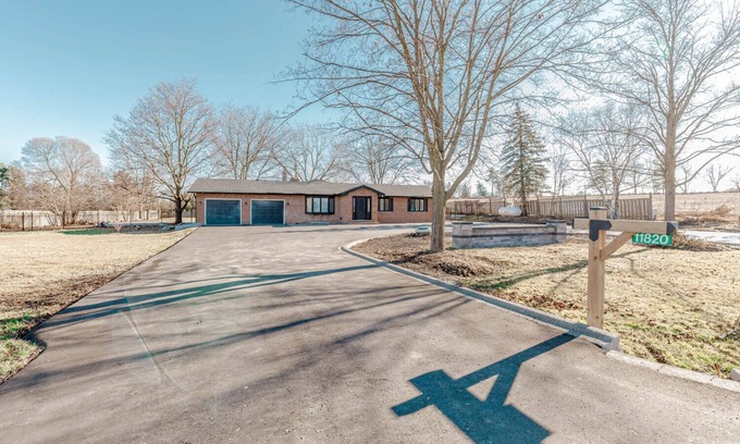 Halton Hills House | 4 Bedroom Vacation Home! Outdoor Pool / Billiards Table / Treehouse