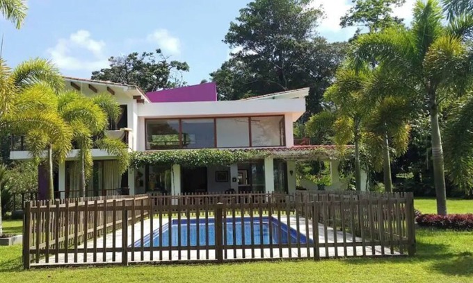 Big Creek Villa | 4 Bedroom Villa 200 mts from the beach with pool