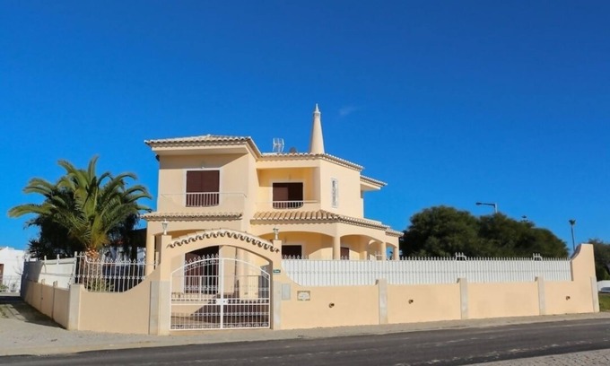 Castelo House | 4-bedroom villa with garden and pool