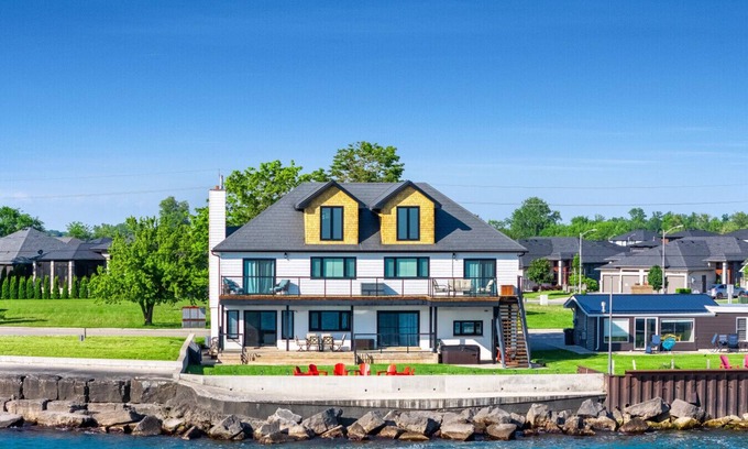 Leamington House | 4 Bedroom Waterfront Retreat Near Point Pelee National Park
