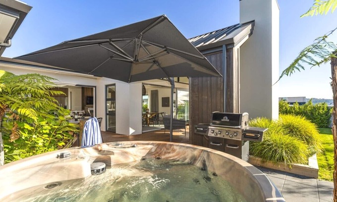 Wharewaka House | 4 Bedrooms, 2 Bathrooms, Hot Tub