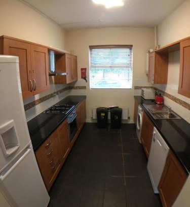 Frampton House | 4 Bedrooms, 3 Bathrooms, Comfy beds, 5 Netflix TVs & VAN PARKING