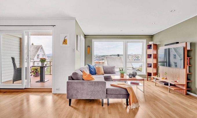 Tromsdalen Apartment | 4 bedrooms appartement with fantastic view of Tromsø harbour, free parking, wifi