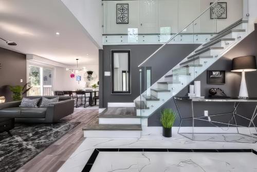 The Peanut House | 4 Bedrooms or 2 bedrooms house near Fairview Mall and 401 & DVP