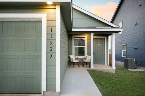 Medina Valley House | 4 BR 2 BA Furnished Boho House