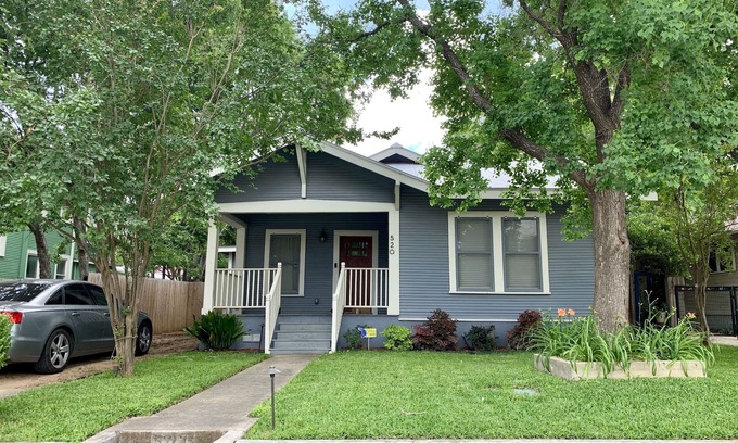Tobin Hill House | 4 BR Cottage+ Bonus 1BR Casita+ Putting Green in heart of SA, near attractions!