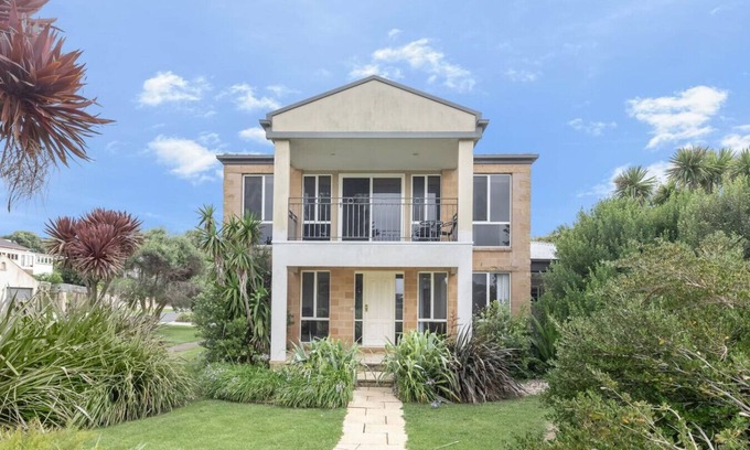 Warrnambool House | 4 BR house near beach sleeps 9