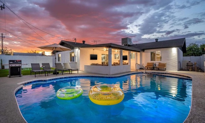 Tempe House | 4-BR House with Pool/Hot Tub/Putting Green/Arcade