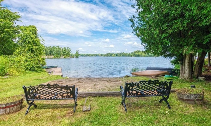 Frontenac House | 4-BR Luxurious Lake-house.