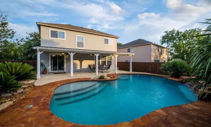 Heritage House | 4 BR Oasis pool house - BMT Lackland & SeaWorld