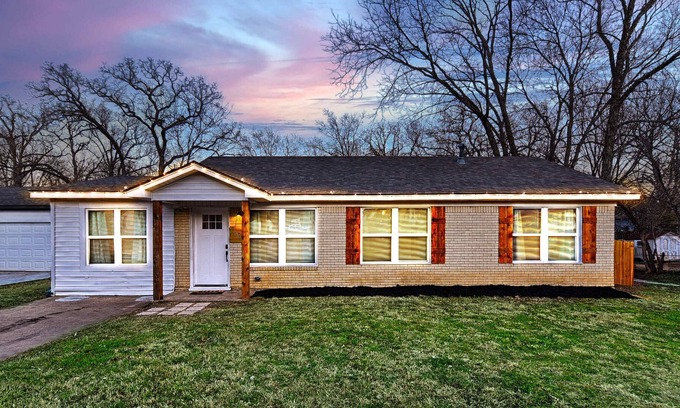 Denison House | 4 BR Renovated House w/Foosball & Backyard