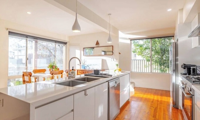 St Leonards House | 4 BRM House, Walk to Beach & Town/Pub, Free WiFi & Foxtel, Family Friendly