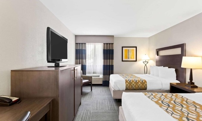 Naperville Hotel | 4 Charming Units Near Downtown Naperville - Free Breakfast and Parking!