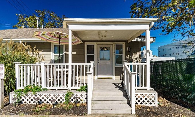 Wall House | 4 houses from the beach! Belmar Rear East Cottage
