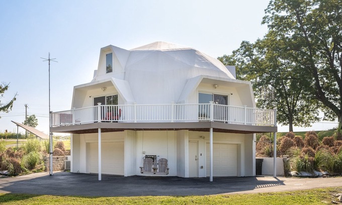 Normal House | 4 King Beds - Fast WiFi - Garage - Huge Yard