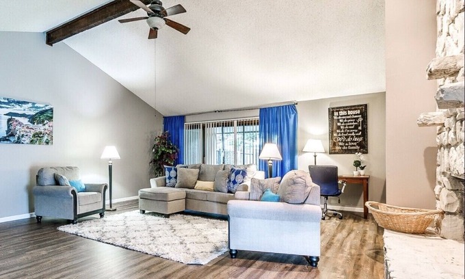 South Tulsa House | 4 King beds- FASTwifi- 5min from most places