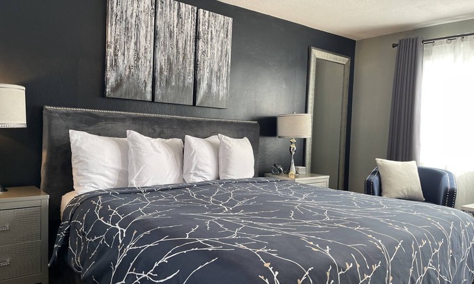 Two Harbors Hotel | #4 King- Vine & Branches Inn -2 minute walk to Burlington Bay!