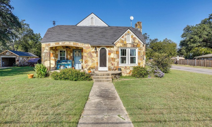 Glen Rose Cottage | 4 Mi to Dinosaur Valley: Rustic Glen Rose Cottage!