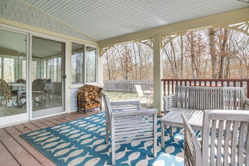 Lagoon Heights House | 4 Mi to Inkwell Beach Home in Oak Bluffs!