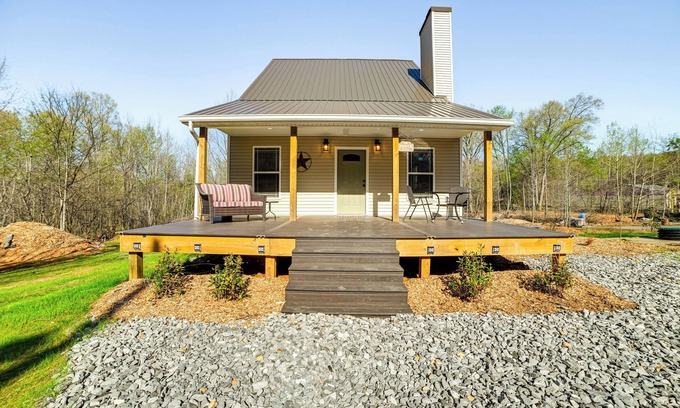 Cadiz Cottage | 4 Mi to Lake Barkley: Pet-Friendly Home w/Hot Tub