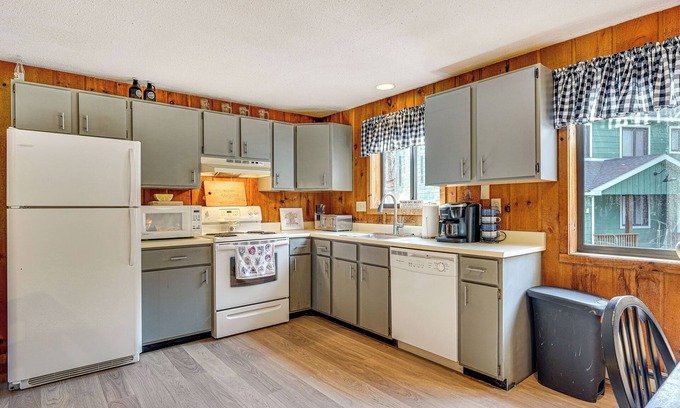 West Dover Condo | 4 Mi to Mt Snow Resort: Charming Condo w/Balcony