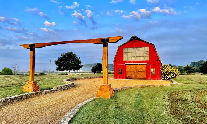 Horton House | 4 miles to BOAT RAMP! Protect & charge your boat- relaxing views & Gated Parking